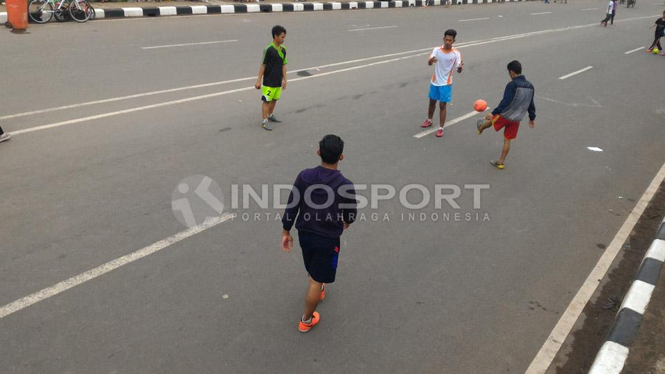 Beberapa pemuda menyempatkan di bermain bola di CFD Bekasi.